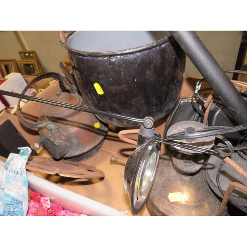 83 - A TRAY OF ASSORTED METALWARE TO INCLUDE AN ENAMELLED COOKING POT, RAILWAY STYLE SICKLE ETC.