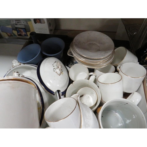 146 - A BOXED TEASET PLUS A TRAY OF ASSORTED CERAMICS AND CHINA TO INCLUDE MILITARY COMMEMORATIVE MUGS A/F... 