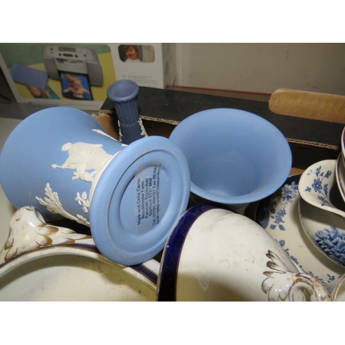 146 - A BOXED TEASET PLUS A TRAY OF ASSORTED CERAMICS AND CHINA TO INCLUDE MILITARY COMMEMORATIVE MUGS A/F... 