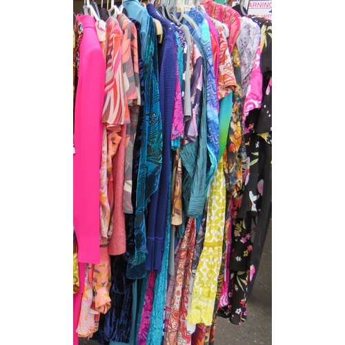 62 - A RAIL OF LADIES VINTAGE AND MODERN CLOTHING TO INCLUDE A SELECTION OF TWEED SKITS, MODERN AND VINTA... 