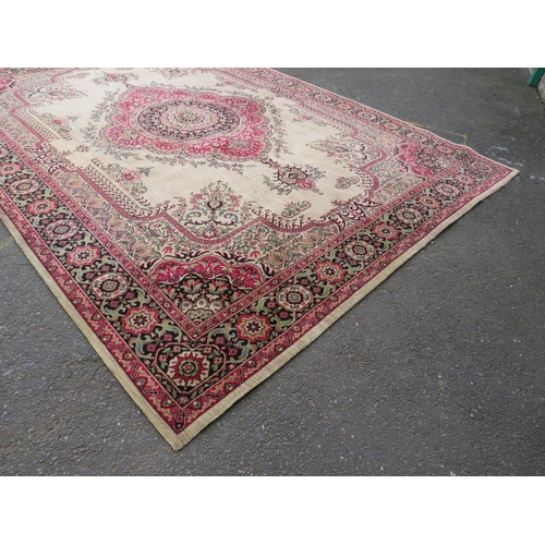 708 - A VINTAGE WOOLEN RUG 275 X 368 CM