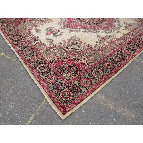 708 - A VINTAGE WOOLEN RUG 275 X 368 CM