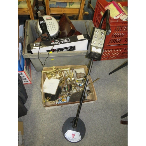 119 - A SELECTION OF METALWARE AND COLLECTABLES TO INCLUDE A C-SCOPE VLF 1000 METAL DETECTOR A/F, FOUNDRY ... 