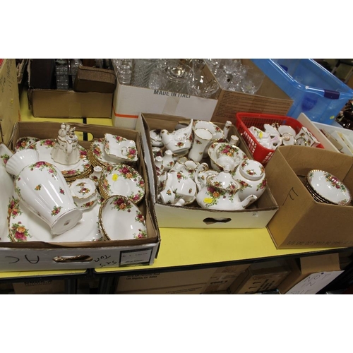 93 - A LARGE QUANTITY OF ROYAL ALBERT OLD COUNTRY ROSES CHINA TO INCLUDE A ROYAL DOULTON COUNTRY ROSE FIG... 