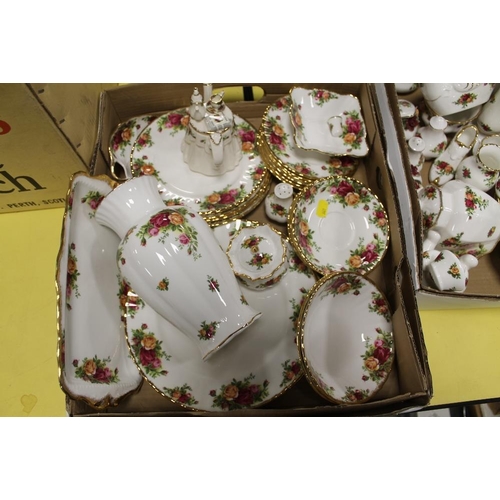 93 - A LARGE QUANTITY OF ROYAL ALBERT OLD COUNTRY ROSES CHINA TO INCLUDE A ROYAL DOULTON COUNTRY ROSE FIG... 