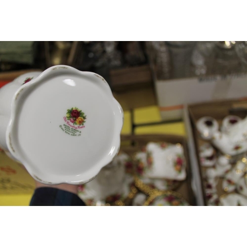 93 - A LARGE QUANTITY OF ROYAL ALBERT OLD COUNTRY ROSES CHINA TO INCLUDE A ROYAL DOULTON COUNTRY ROSE FIG... 