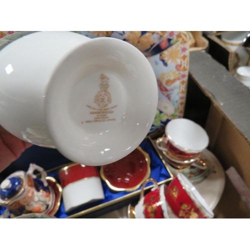 51 - A TRAY OF ASSORTED CHINA AND CERAMICS TO INCLUDE COALPORT, ROYAL DOULTON, MINTON ETC