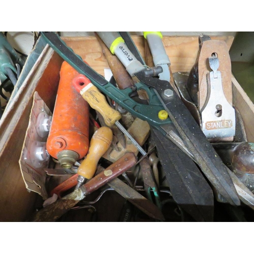 517 - A SELECTION OF GARDEN TOOLS, ASSORTED SPANNERS AND WOODWORKING TOOLS ETC