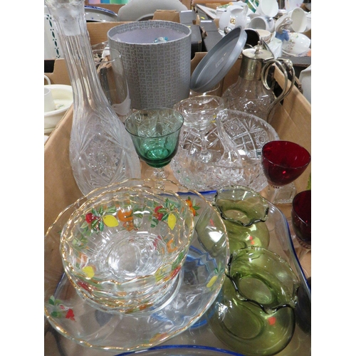 52 - A TRAY OF ASSORTED GLASSWARE TO INCLUDE RETRO AND CUT GLASS EXAMPLES, A CAITHNESS VASE ETC