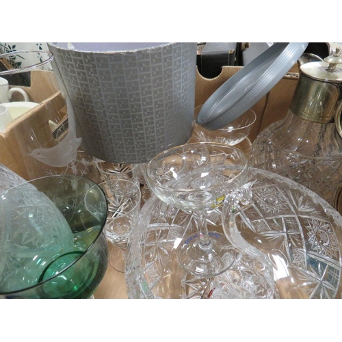 52 - A TRAY OF ASSORTED GLASSWARE TO INCLUDE RETRO AND CUT GLASS EXAMPLES, A CAITHNESS VASE ETC