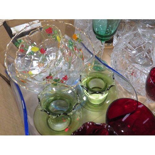 52 - A TRAY OF ASSORTED GLASSWARE TO INCLUDE RETRO AND CUT GLASS EXAMPLES, A CAITHNESS VASE ETC