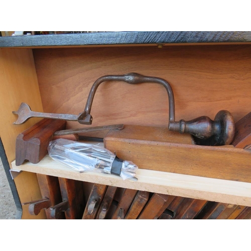 522 - A SELECTION OF CARPENTERS WOODEN MOULDING PLANES, BRACES, VARIOUS OTHER PLANES AND CUTTERS ETC IN A ... 