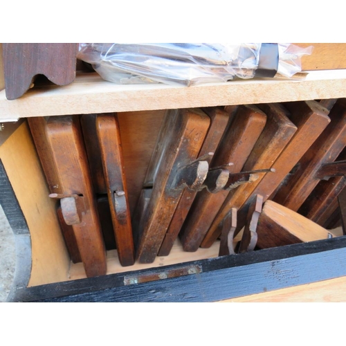 522 - A SELECTION OF CARPENTERS WOODEN MOULDING PLANES, BRACES, VARIOUS OTHER PLANES AND CUTTERS ETC IN A ... 