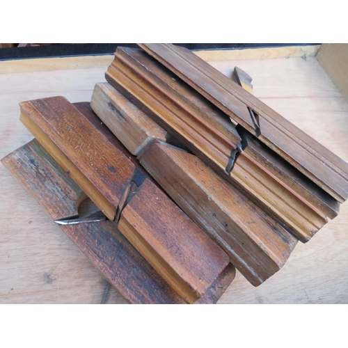 522 - A SELECTION OF CARPENTERS WOODEN MOULDING PLANES, BRACES, VARIOUS OTHER PLANES AND CUTTERS ETC IN A ... 