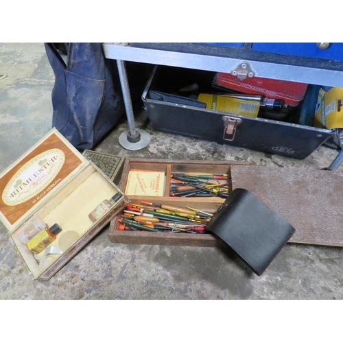 526 - A VINTAGE FISHING SEAT BOX WITH PART CONTENTS AND NET