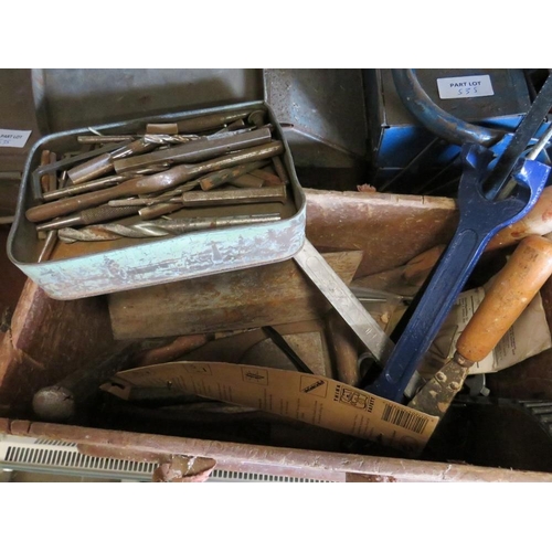 535 - A LARGE SELECTION OF TOOLS, CARPENTERS PLANES, CANTILEVER TOOL BOXES AND GARDEN TOOLS