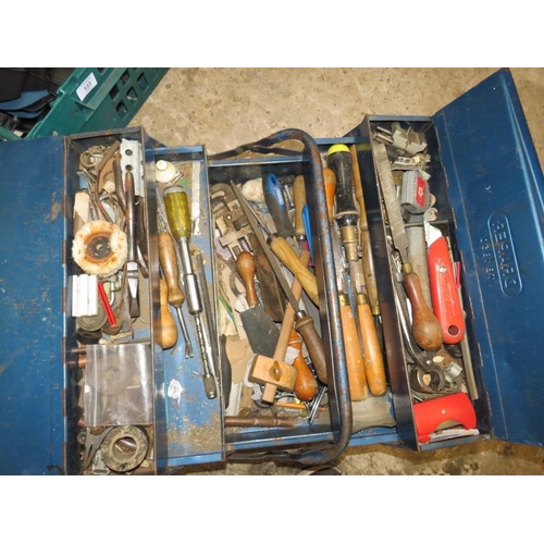 535 - A LARGE SELECTION OF TOOLS, CARPENTERS PLANES, CANTILEVER TOOL BOXES AND GARDEN TOOLS