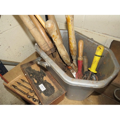 535 - A LARGE SELECTION OF TOOLS, CARPENTERS PLANES, CANTILEVER TOOL BOXES AND GARDEN TOOLS