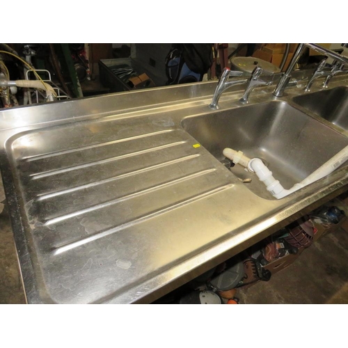 553 - A LARGE FREESTANDING COMMERCIAL STAINLESS STEEL SINK WITH FOUR TAPS AND CENTRAL FAUCET W-238 CM