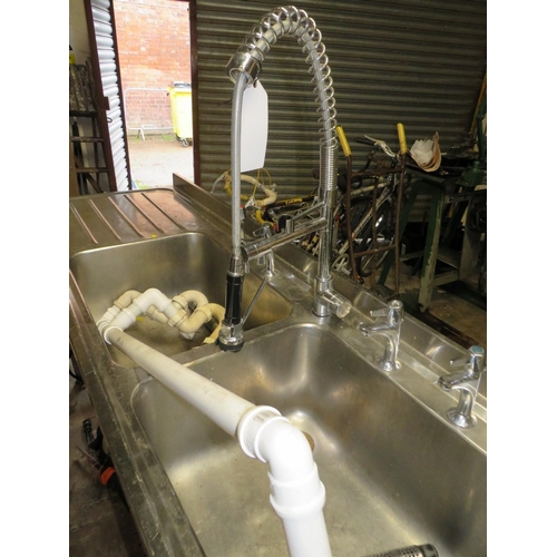 553 - A LARGE FREESTANDING COMMERCIAL STAINLESS STEEL SINK WITH FOUR TAPS AND CENTRAL FAUCET W-238 CM