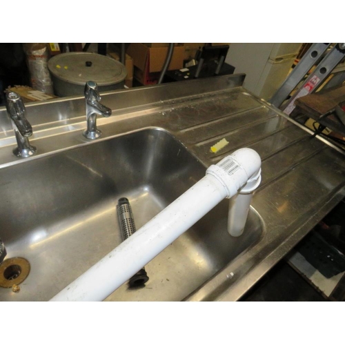 553 - A LARGE FREESTANDING COMMERCIAL STAINLESS STEEL SINK WITH FOUR TAPS AND CENTRAL FAUCET W-238 CM