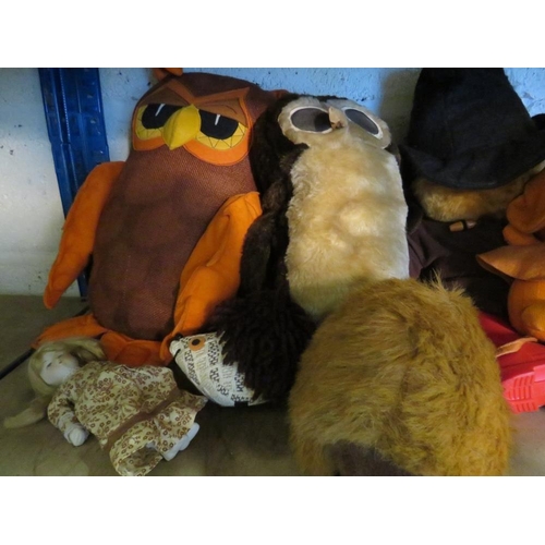 568 - A SELECTION OF HAND MADE PLUSH TOYS