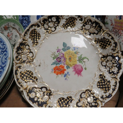 57 - A TRAY OF ASSORTED ANTIQUE AND 20TH CENTURY DECORATIVE PLATES TO INC A MEISSEN TYPE PLATE WITH CROSS... 