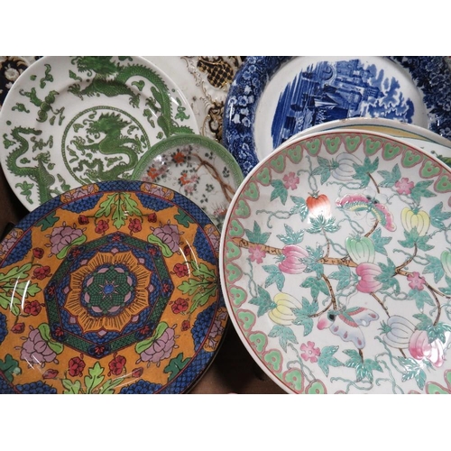 57 - A TRAY OF ASSORTED ANTIQUE AND 20TH CENTURY DECORATIVE PLATES TO INC A MEISSEN TYPE PLATE WITH CROSS... 