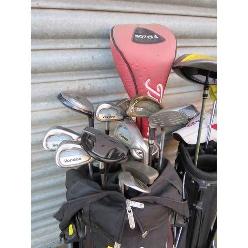 570 - A SELECTION OF GOLF CLUBS AND DRIVERS TO INCLUDE VOODOO, TITLEIST, PING