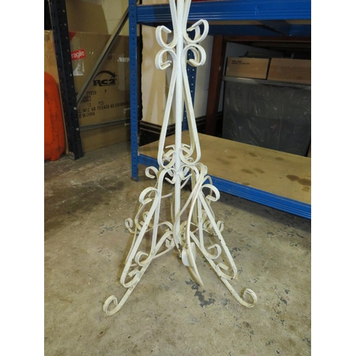 573 - A VINTAGE WROUGHT IRON FLOORSTANDING LAMP