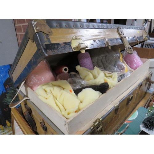 59 - A LARGE PACKING TRUNK AND CONTENTS COMPRISING TEXTILES, FABRIC PANELS. WOOL ETC