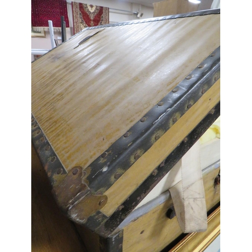 59 - A LARGE PACKING TRUNK AND CONTENTS COMPRISING TEXTILES, FABRIC PANELS. WOOL ETC