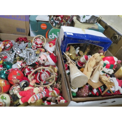 60 - A QUANTITY OF ASSORTED MODERN AND VINTAGE CHRISTMAS DECORATIONS TO INCLUDE RETRO BAUBLES, ANIMATED O... 