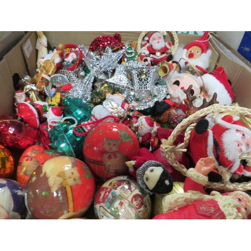 60 - A QUANTITY OF ASSORTED MODERN AND VINTAGE CHRISTMAS DECORATIONS TO INCLUDE RETRO BAUBLES, ANIMATED O... 