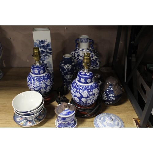 101 - A SELECTION OF MODERN ORIENTAL STYLE BLUE AND WHITE CERAMICS TO INCLUDE TWO SMALL LIDDED GINGER JARS... 