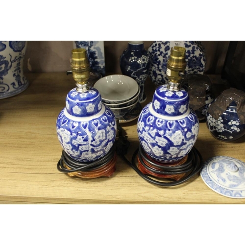 101 - A SELECTION OF MODERN ORIENTAL STYLE BLUE AND WHITE CERAMICS TO INCLUDE TWO SMALL LIDDED GINGER JARS... 