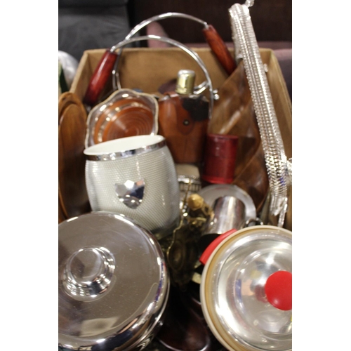 108 - A TRAY OF ASSORTED METALWARE ETC TO INC A BOTTLE COASTER, HIP FLASK ETC