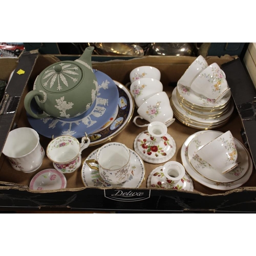 116 - A TRAY OF ASSORTED CHINA AND CERAMICS TO INCLUDE A WEDGWOOD GREEN JASPER TEAPOT , BLUE JASPERWARE PL... 