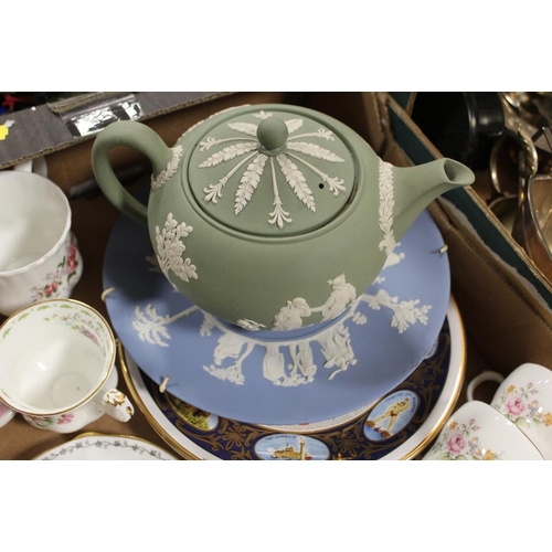 116 - A TRAY OF ASSORTED CHINA AND CERAMICS TO INCLUDE A WEDGWOOD GREEN JASPER TEAPOT , BLUE JASPERWARE PL... 