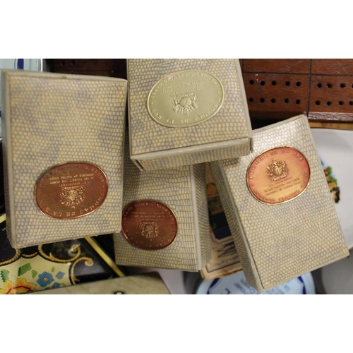 118 - A TRAY OF ASSORTED CERAMICS AND COLLECTABLES TO A COLLECTION OF VINTAGE PLAYING CARDS, VARIOUS STONE... 