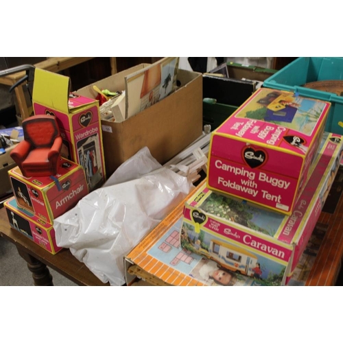 125 - A COLLECTION OF BOXED AND LOOSE SINDY DOLL FURNITURE AND ACCESSORIES TO INCLUDE SINDYS CARAVAN, WARD... 