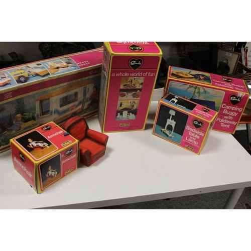 125 - A COLLECTION OF BOXED AND LOOSE SINDY DOLL FURNITURE AND ACCESSORIES TO INCLUDE SINDYS CARAVAN, WARD... 