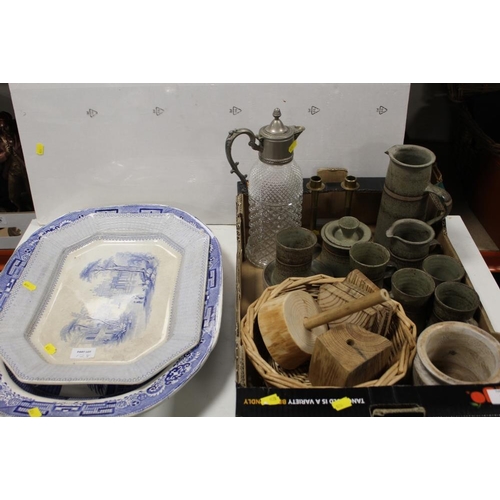 128 - A TRAY OF A STUDIO POTTERY AND TREEN ITEMS ETC TO INCLUDE A PART TEA / COFFEE SET ETC TOGETHER WITH ... 