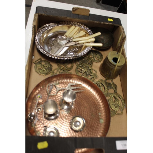 139 - A TRAY OF ASSORTED METALWARE TO INCLUDE A HAMMERED EFFECT TRAY, HORSE BRASSES, WARMING PAN ETC