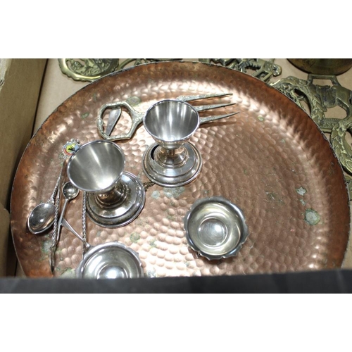 139 - A TRAY OF ASSORTED METALWARE TO INCLUDE A HAMMERED EFFECT TRAY, HORSE BRASSES, WARMING PAN ETC