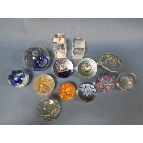 183 - A COLLECTION OF FOURTEEN ASSORTED GLASS PAPERWEIGHTS TO INCLUDE A CAITHNESS EXAMPLE