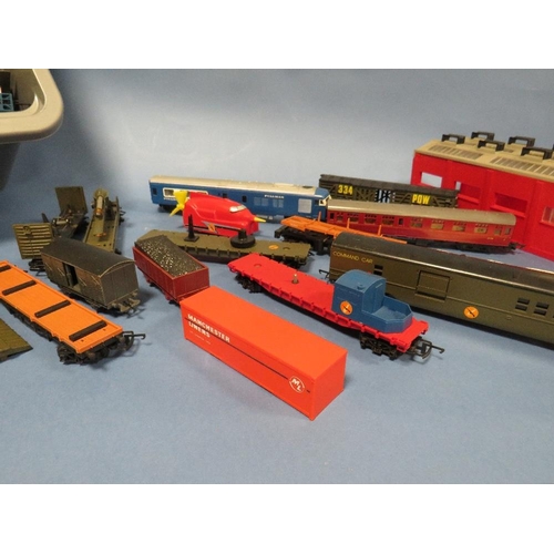 212 - A BOX OF 00 CARRIAGES, TRACK, ROLLING STOCK, TUNNEL ETC