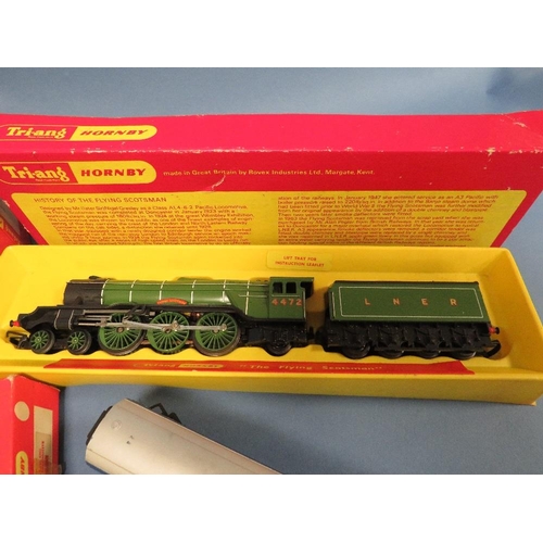 214 - TWO BOXED HORNBY LOCOMOTIVES, FLYING SCOTSMAN - R351 ELECTRIC LOCOMOTIVE, BOXED HORNBY R727 COACH, U... 