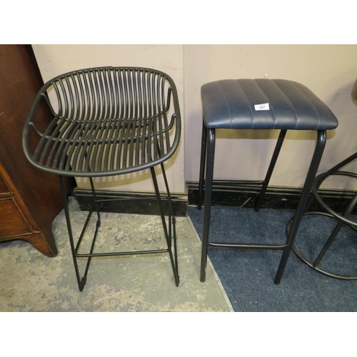 607 - A MODERN BLUE LEATHER STOOL TOGETHER WITH A MODERN METAL STOOL (2)