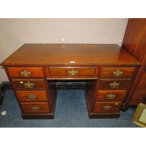 615 - AN EDWARDIAN MAHOGANY TWIN PEDESTAL DESK W-122 CM